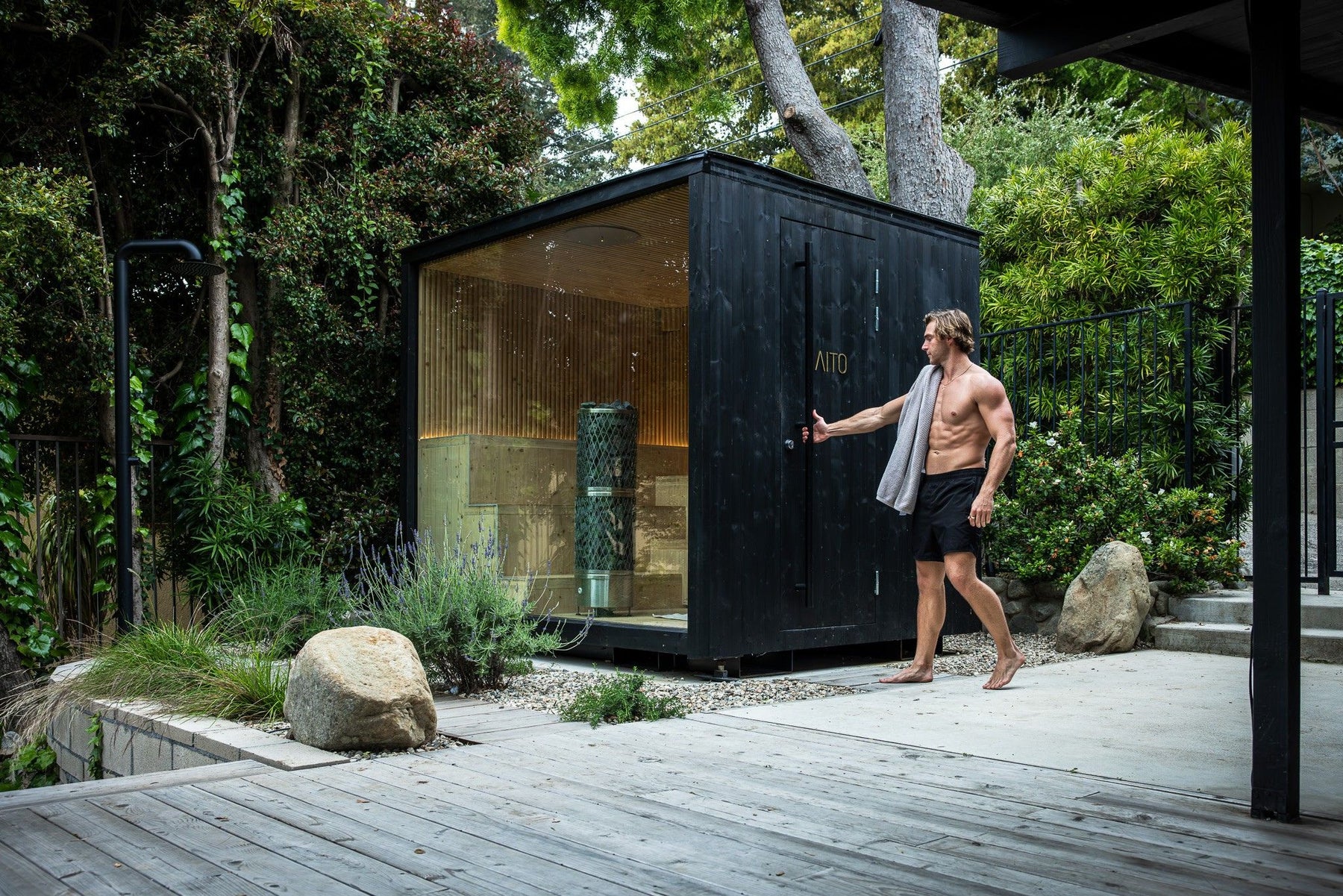 Sauna finlandesa exterior de diseño integrada en el jardín de una residencia privada